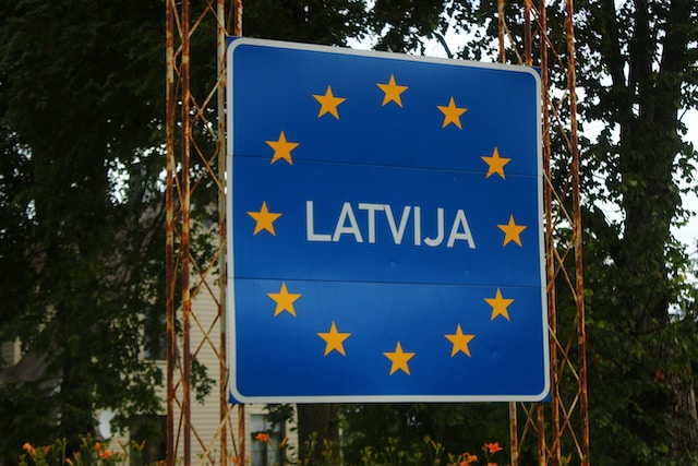 Латвия и Литва закрыли границы для автомобилей с российскими номерами